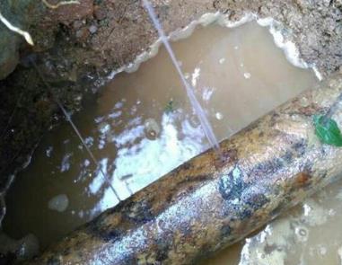 吴起楼顶渗水维修公司分享下地暖漏水的原因及检测方法。